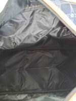 Τσάντα με μοτίβο, φερμουάρ, εξωτερικές θήκες και αποσπώμενο λουράκι. – ΚΑΦΕ